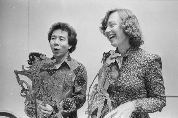 Mary Anne Flournoy and Eddy Nugroho Sandjaja with Indonesian puppets, Ohio University, 1982