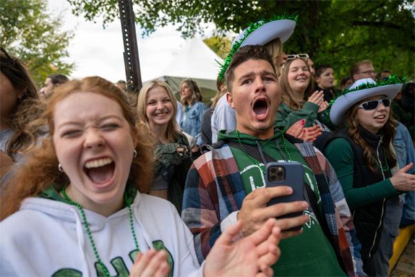 Students cheer at the Homecoming parade