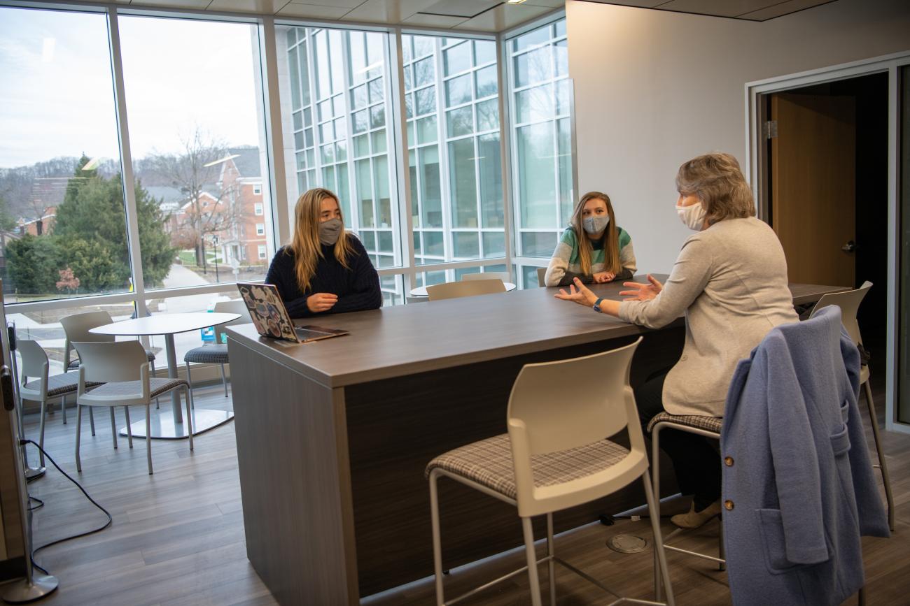 Jennifer Hines and Honors Tutorial College students