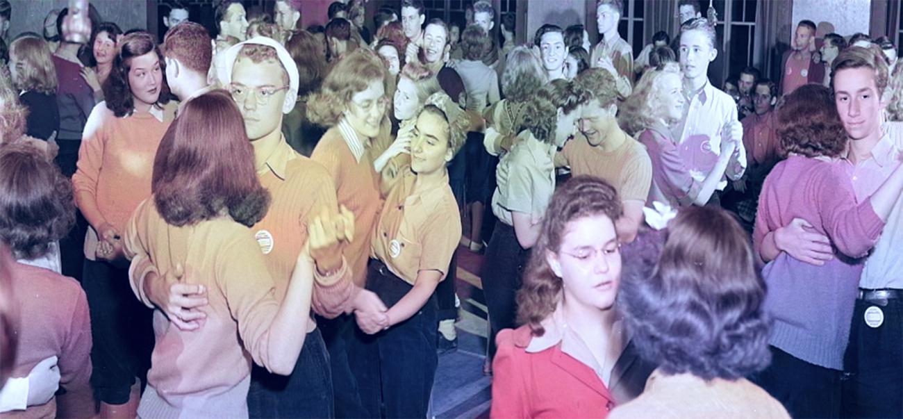 Photo of mixed college couples dancing in August 1942