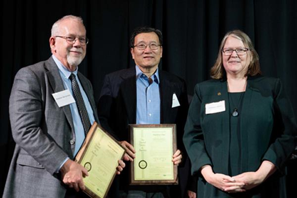 Drs. Steve Bergmeier andDrs. Steve Bergmeier and Xiaozhuo Chen, Associate Professor, HCOM-Biomedical Sciences with Provost Elizabeth Sayres receiving recognition for patent developments.with Provost Elizabeth Sayres