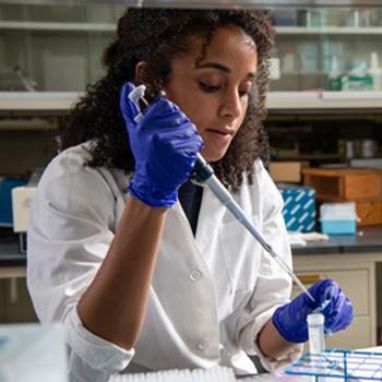 A student in the Colvin-Tanda lab