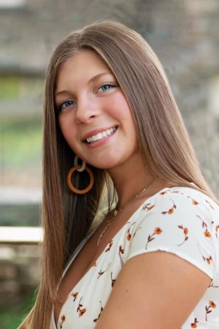 Jenah Shelt Headshot