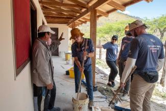 Melanie Ahmetspahic, Ohio University student, getting ready to paint a house in Bellamaria community, Loja