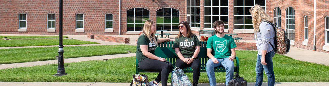 4 Students sit on Southern Campus talking