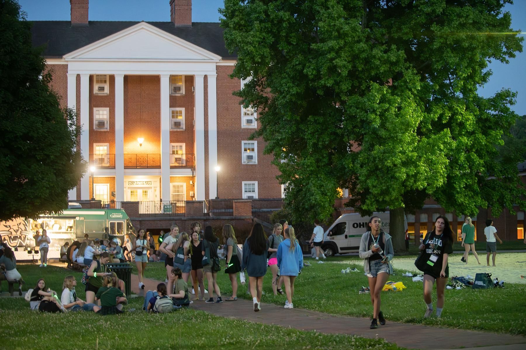 Evening fun at South Beach! Thanks to our Office of Sorority and Fraternity Life, students dive into a whirlwind of outdoor games – volleyball, giant Jenga, and cornhole – sparking laughter, competition, and lasting bonds.