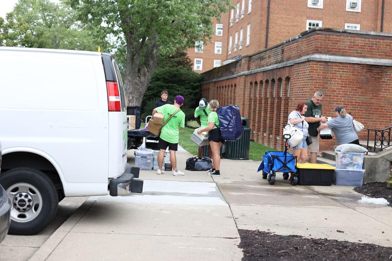 students helping unload cars at move-in 