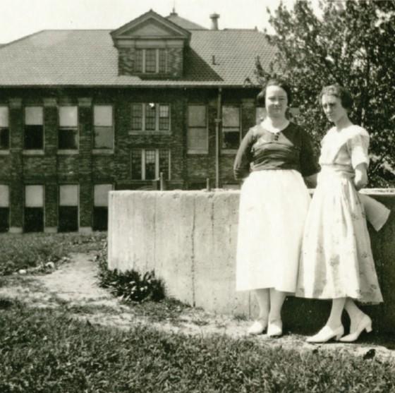 Students in front of the original Boyd Hall