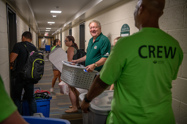 OHIO President M. Duane Nellis helps a student move into Jefferson Hall. Photo by Ben Siegel