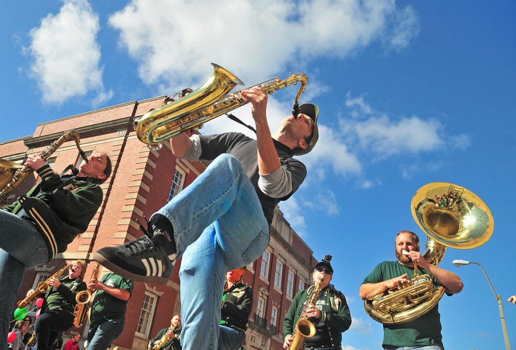 Each fall, more than 350 Ohio University Alumni Band members dust off their instruments and flags to strut their stuff at OHIO’s colorful and high-spirited Homecoming Parade. 