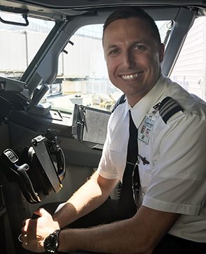 Ohio University aviation alumnus Heath Bowers, BSA '08. Bowes is currently a first officer at American Airlines.