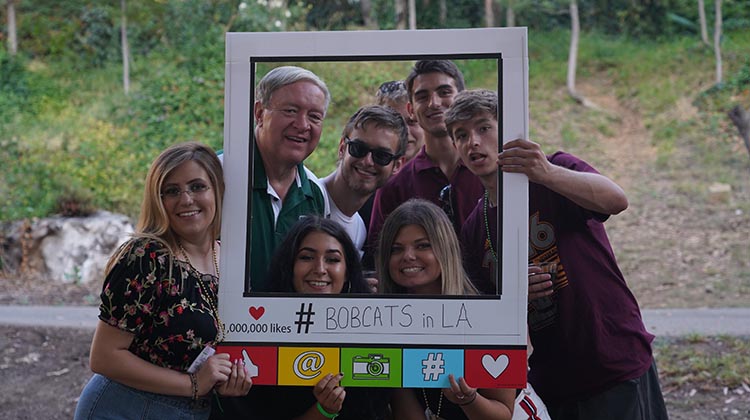 Students enrolled in this semester’s OHIO-in-LA Program pose for a photo with Ohio University President M. Duane Nellis during the Sept. 8 OHIO Alumni Night at the Hollywood Bowl. 