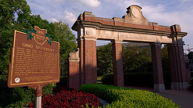 Ohio University President Emeritus Robert Glidden awards alumnus Wilfred Konneker, BS ’43, MS ’47, HON ’80, the 2003-2004 Founders Citation, the Board of Trustees’ most distinguished honor. Konneker’s vast OHIO legacy includes the establishment of the Konneker Fund for Learning and Discovery.