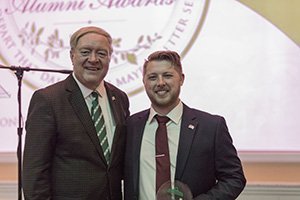 Ohio University President M. Duane Nellis congratulates Matt Houser, BSC ’08, who was presented the Konneker Volunteer of the Year Award at this year’s Celebration of Volunteerism. 