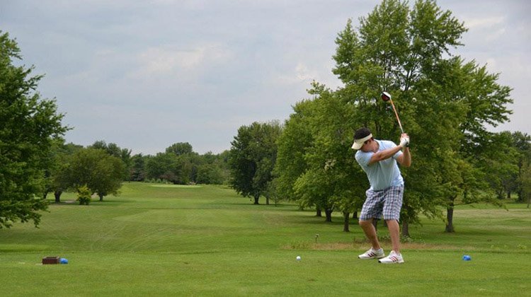 Man plays golf at Central Ohio Alumni event