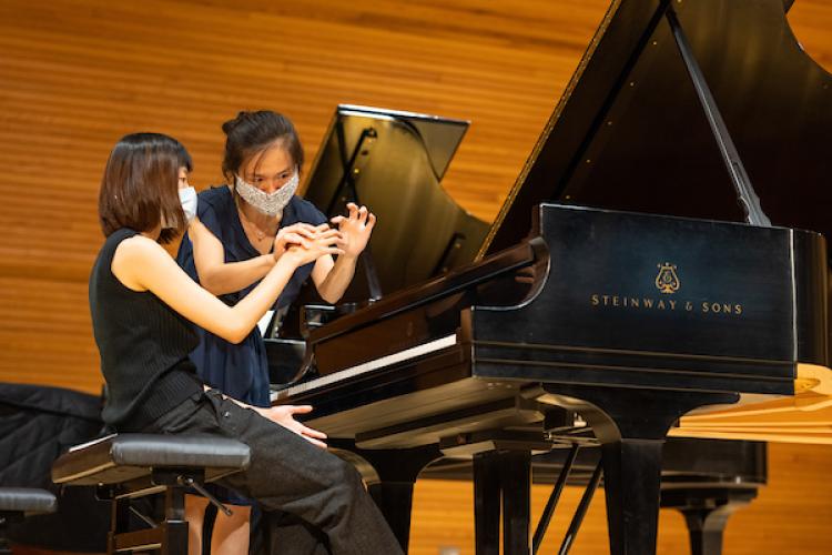 Pianista internacional trabalha com EscolaPianista internacional trabalha com Escola  