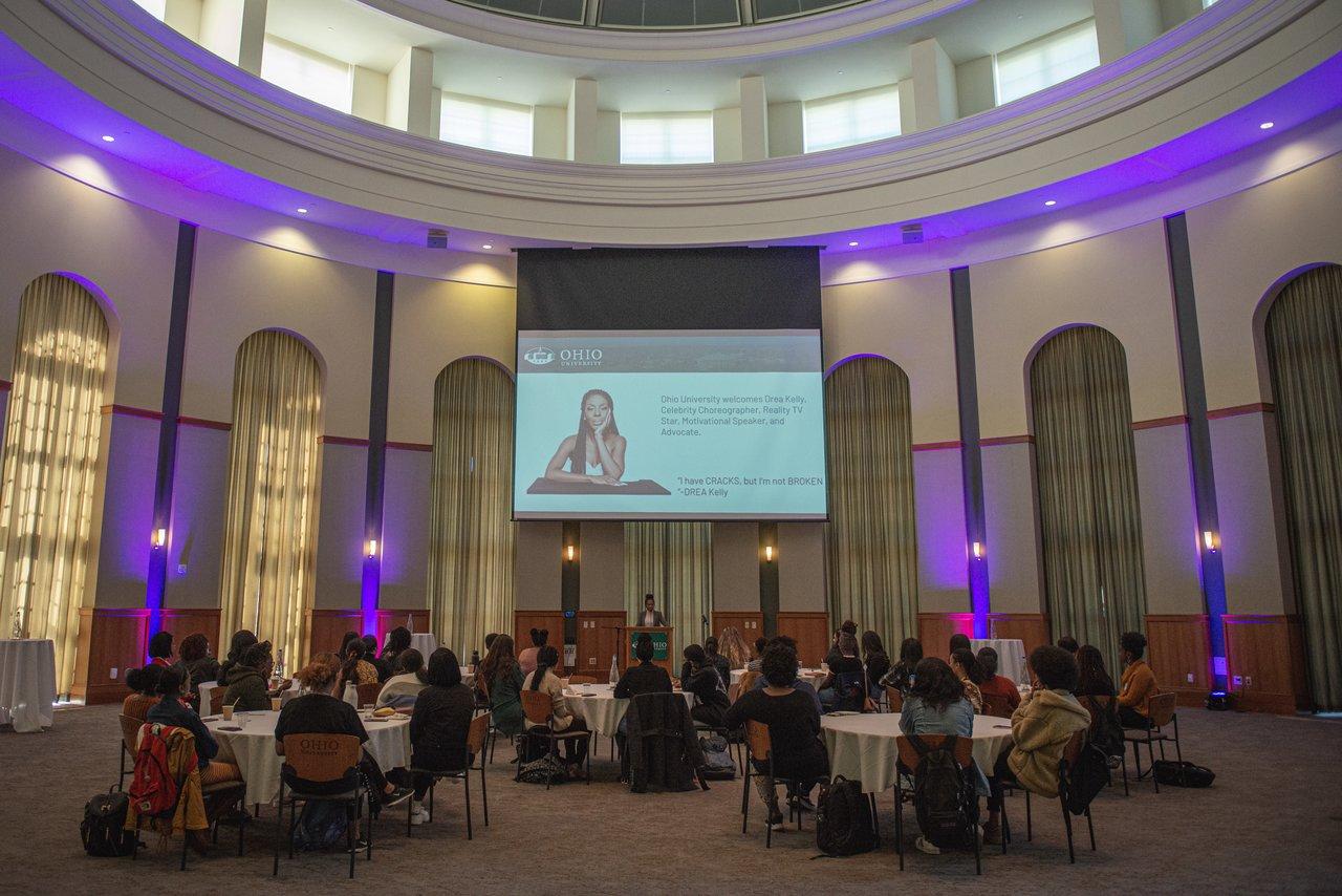 Women of color who are student leaders and their allies gather for a close-knit "Tea with Drea Kelly" event before her keynote later that day. Photo by Eli Burris