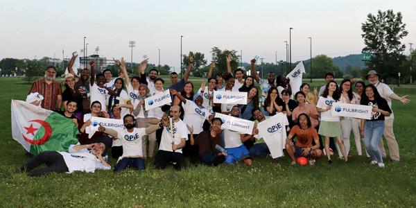 2022 Fulbright scholars and faculty pose for a group photo.