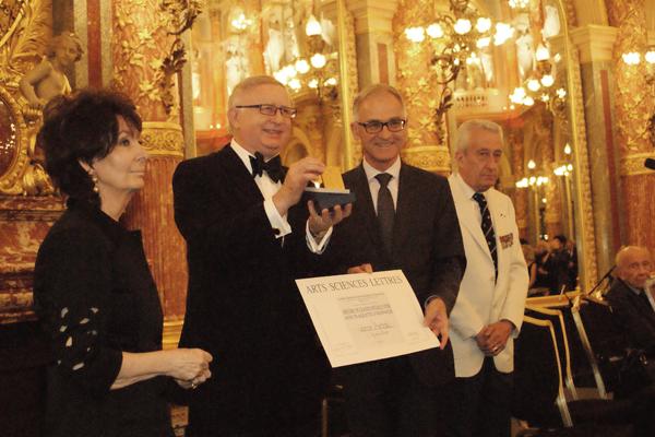 Dr. Tadeusz Malinski receives the Grand Gold Medal by the Society of Arts-Sciences-Letters in Paris.