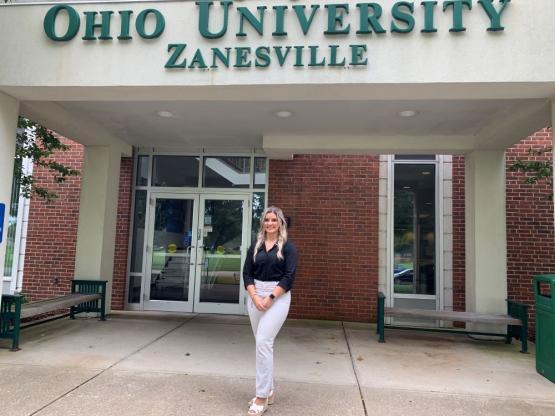 Summer Jacobs posing in front of an OHIO Zanesville building