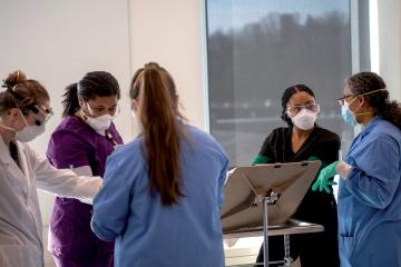 Medical students study in the new anatomy lab inside Heritage Hall under the direction of Professor of Anatomy Dr. Susan Williams. Photo by Ben Wirtz Siegel, BSVC ’02