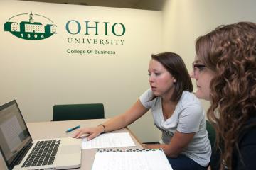 Two OHIO online MBA students sharing a computer.