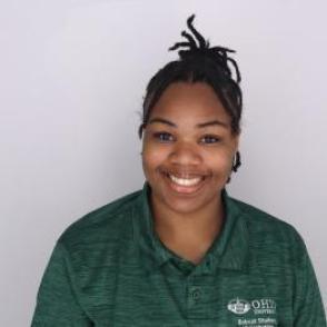 Damyria in a dark green Bobcat Student Orientation shirt, smiling at the camera.